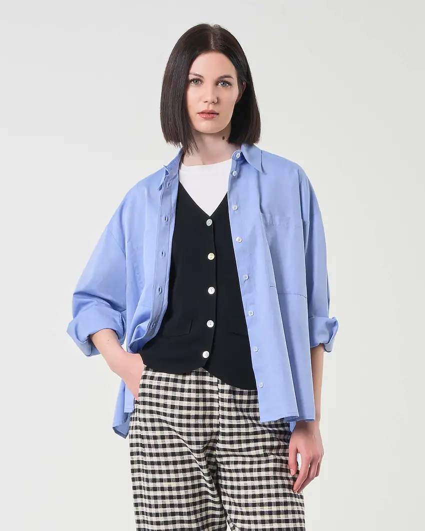 Camicia over azzurra in cotone Oxford con spacchi laterali
