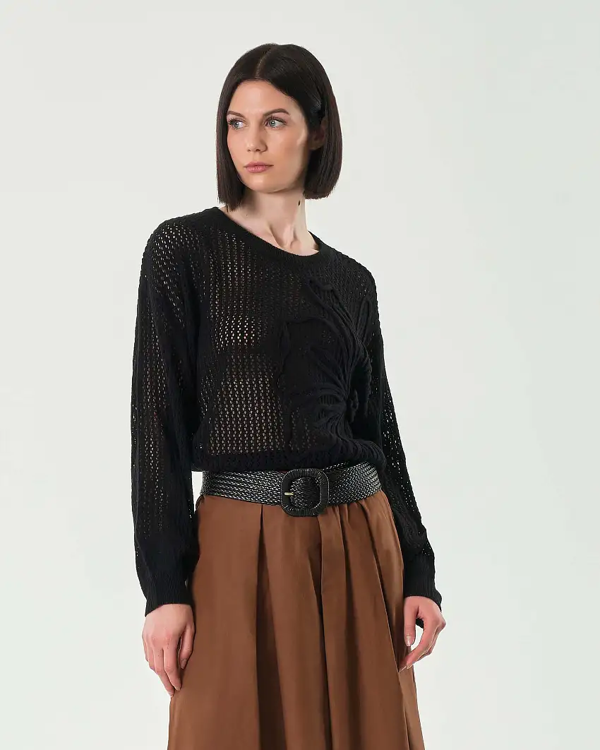 Maglia nera a rete in misto cotone con maxi ricamo floreale sul fianco