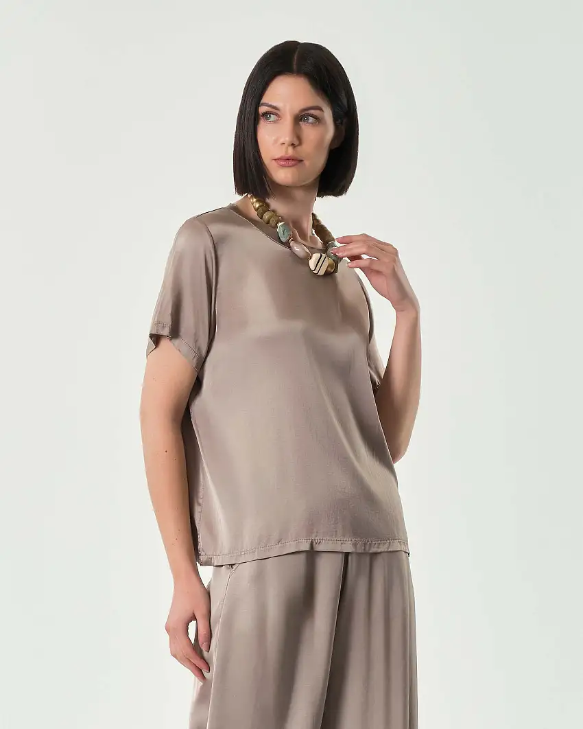 Blusa color fango in viscosa e seta a mezza manica con scollo tondo