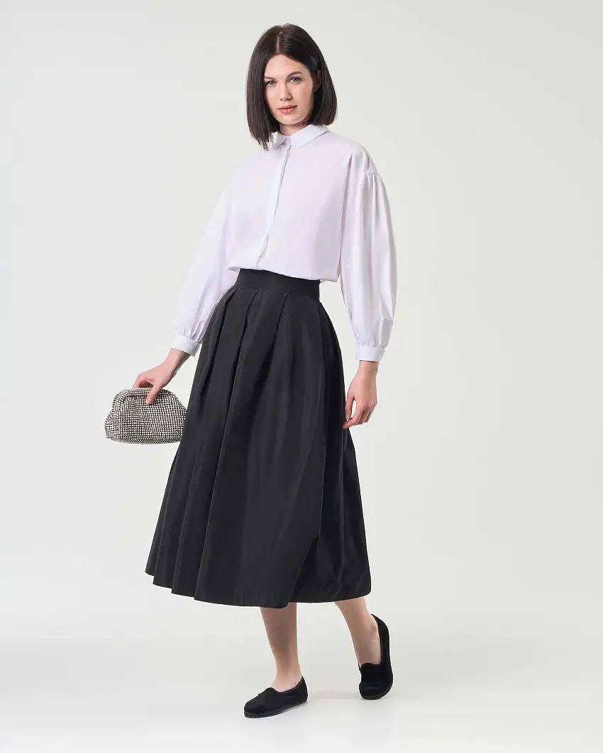 Gonna midi nera a faldoni in taffetà con fascia liscia in vita