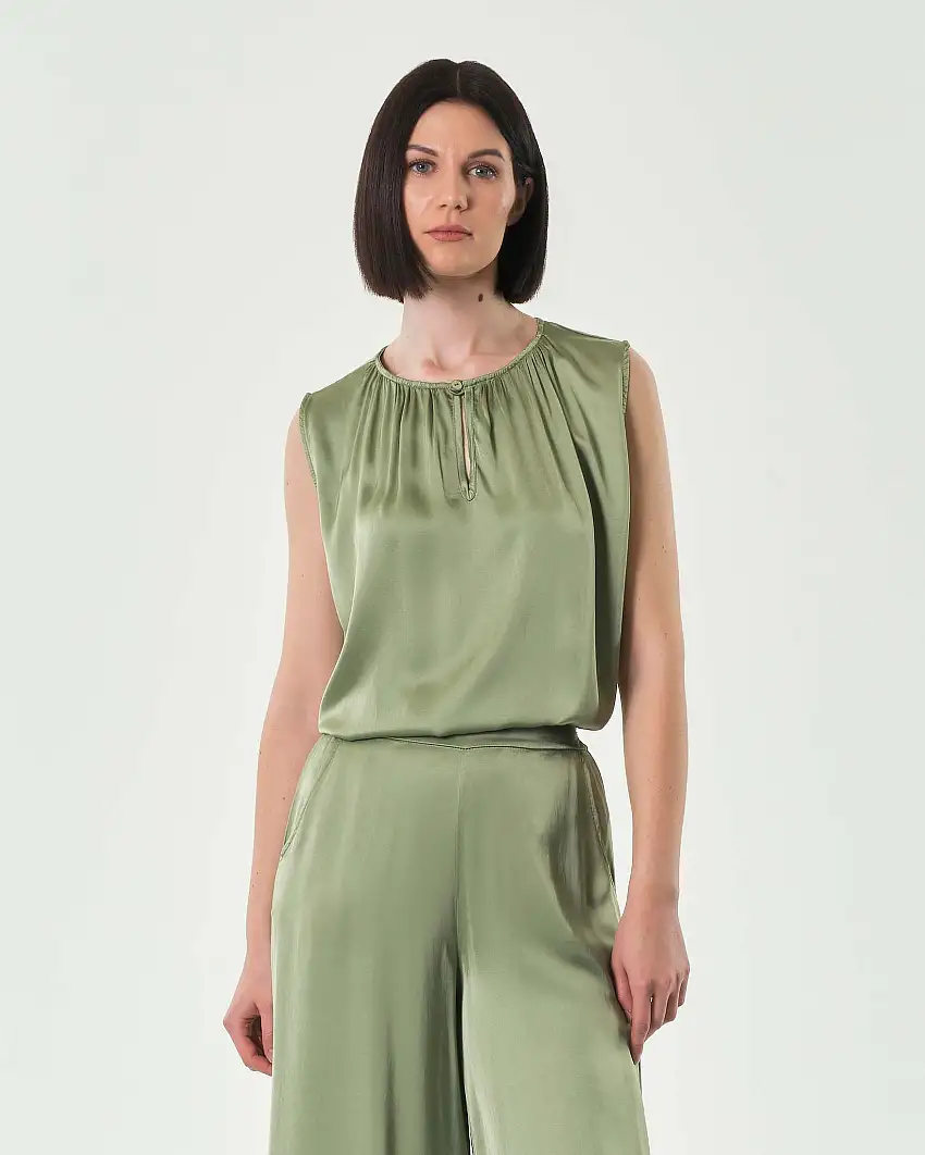 Blusa verde militare chiaro senza maniche in viscosa e seta con arricciature lungo lo scollo