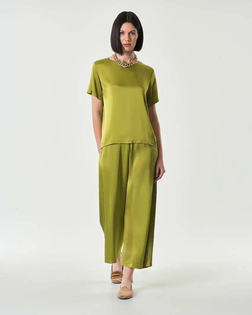 Pantaloni cropped color senape in raso di viscosa e seta dalla linea ampia con elastico in vita