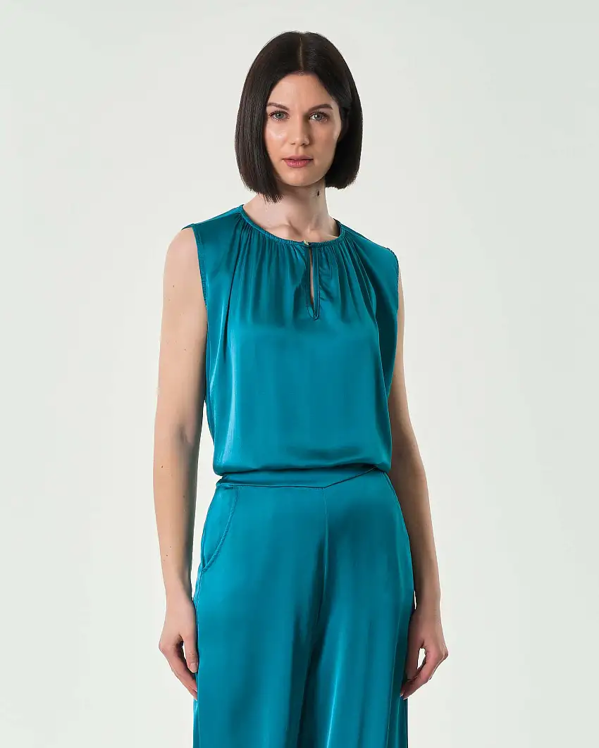 Blusa color ottanio senza maniche in viscosa e seta con arricciature lungo lo scollo