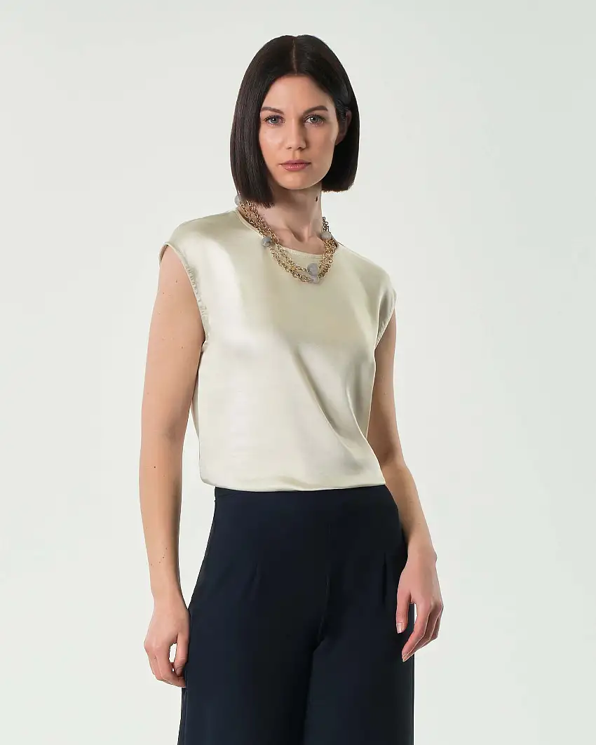 Blusa color avorio in tessuto effetto raso con maniche ad aletta