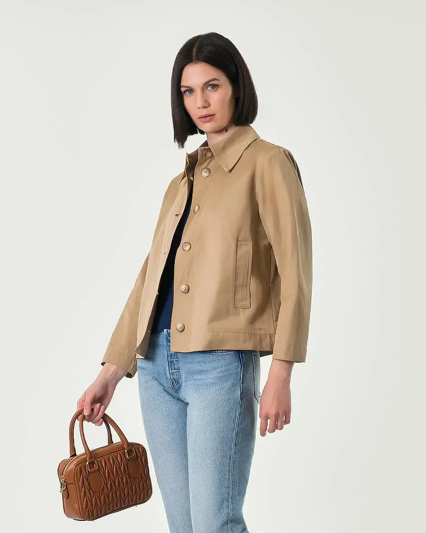 Giacchina beige in misto cotone antigoccia con colletto a camicia