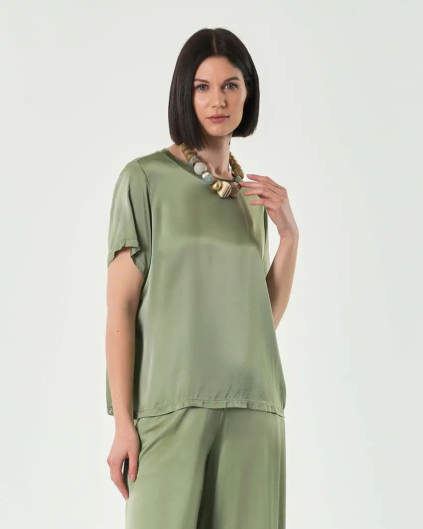 Blusa verde militare chiaro in viscosa e seta a mezza manica con scollo tondo