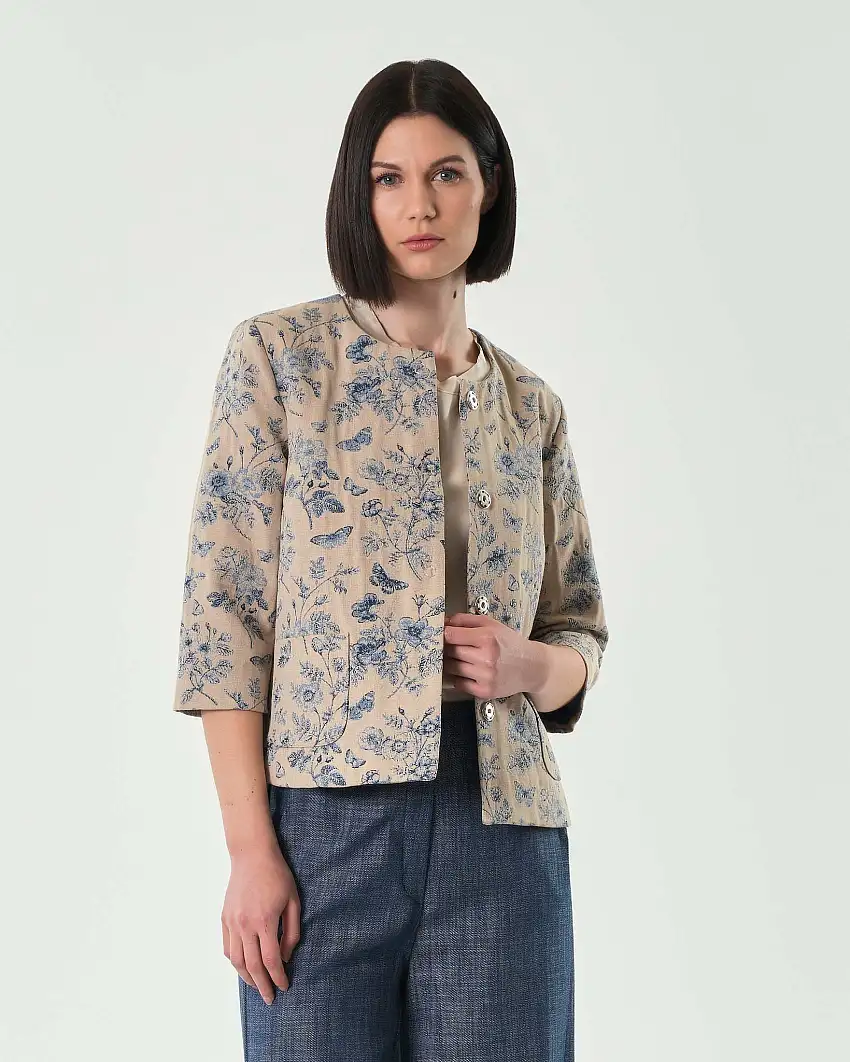 Giacchina beige in cotone a motivo jacquard floreale blu con maniche tre quarti