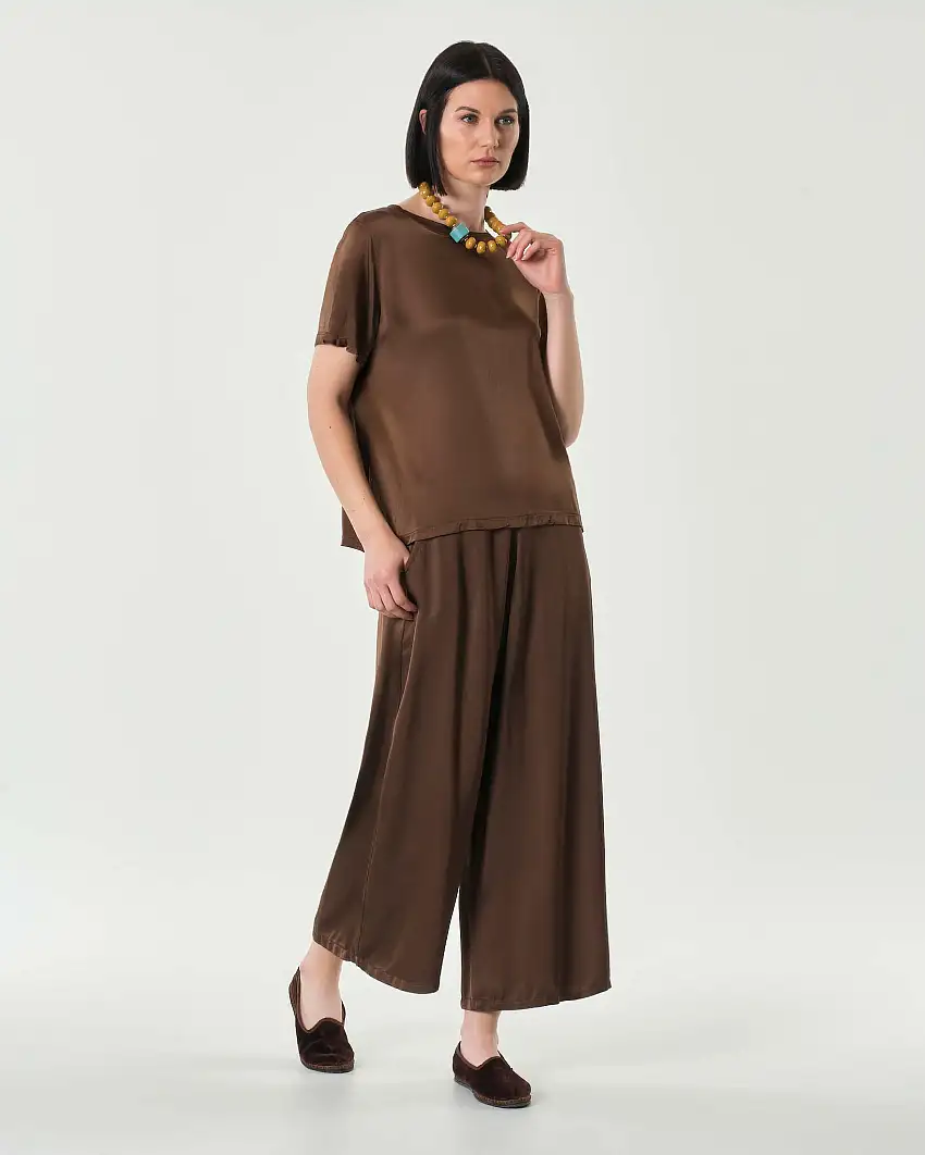 Pantaloni croppedmarroni in raso di viscosa e seta dalla linea ampia con elastico in vita