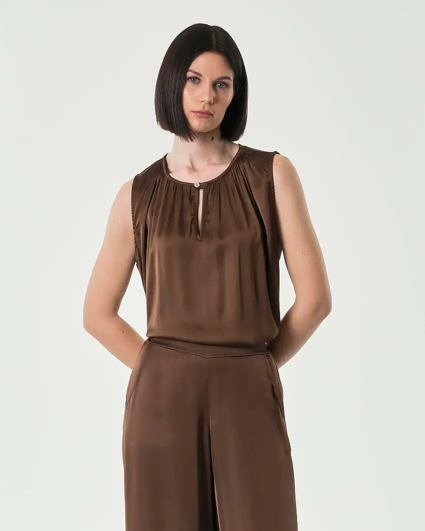Blusa marrone senza maniche in viscosa e seta con arricciature lungo lo scollo