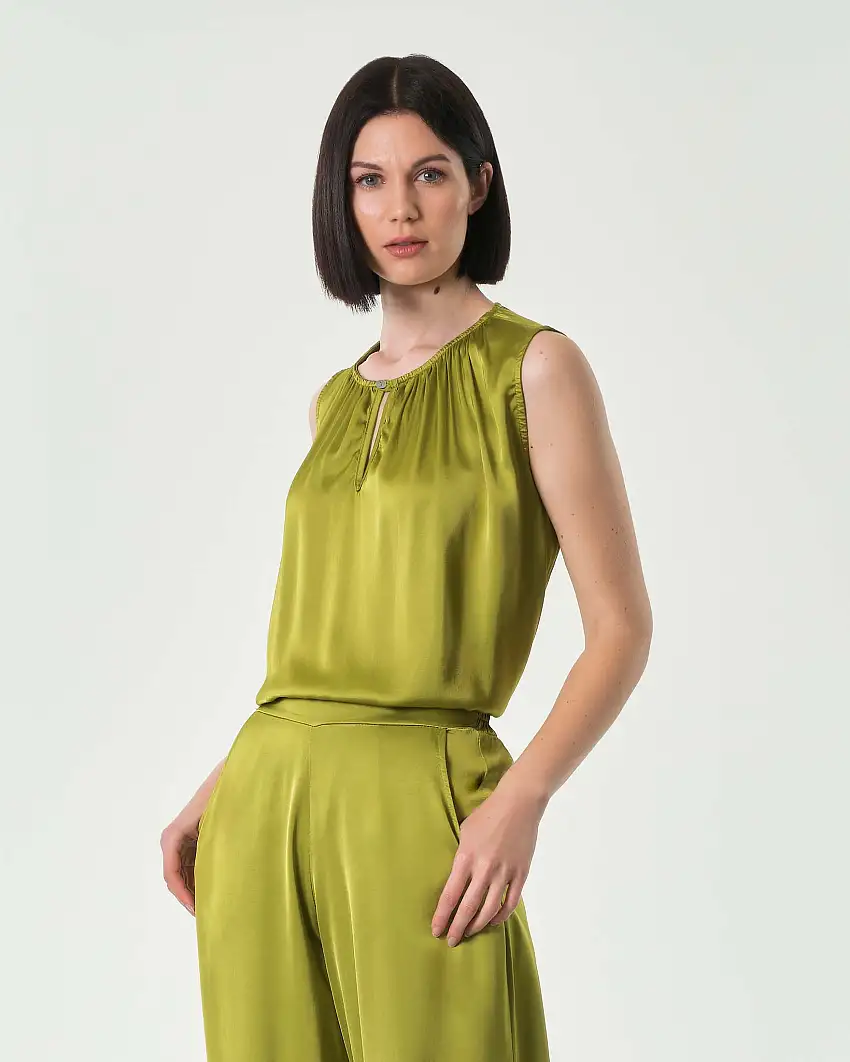 Blusa color senape senza maniche in viscosa e seta con arricciature lungo lo scollo