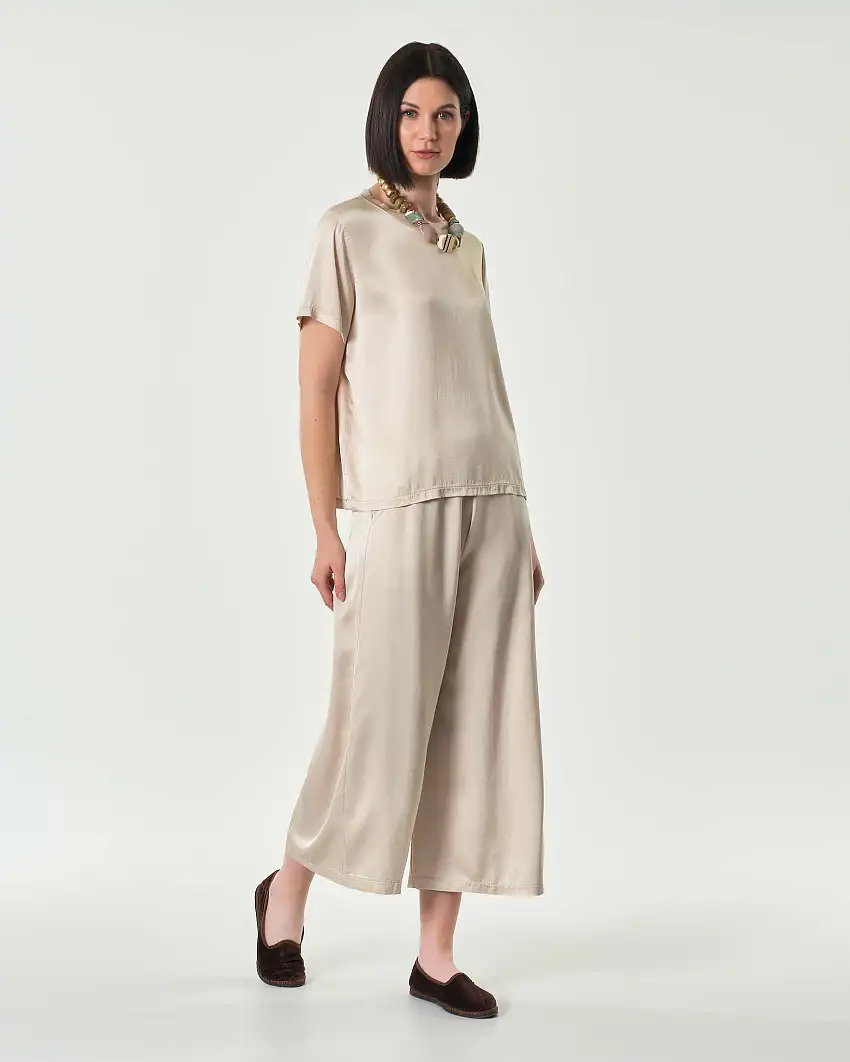 Pantaloni cropped beige in raso di viscosa e seta dalla linea ampia con elastico in vita