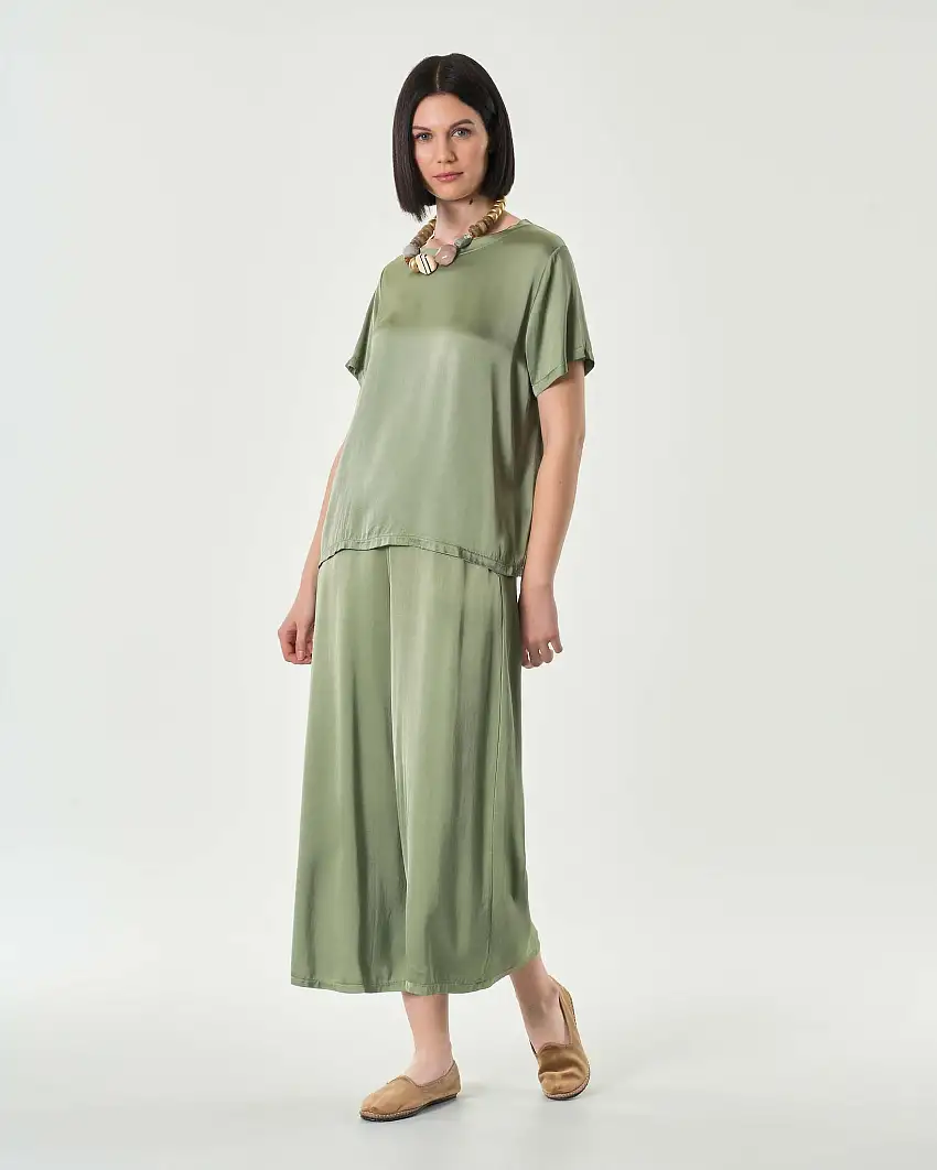 Pantaloni cropped verde militare in raso di viscosa e seta dalla linea ampia con elastico in vita