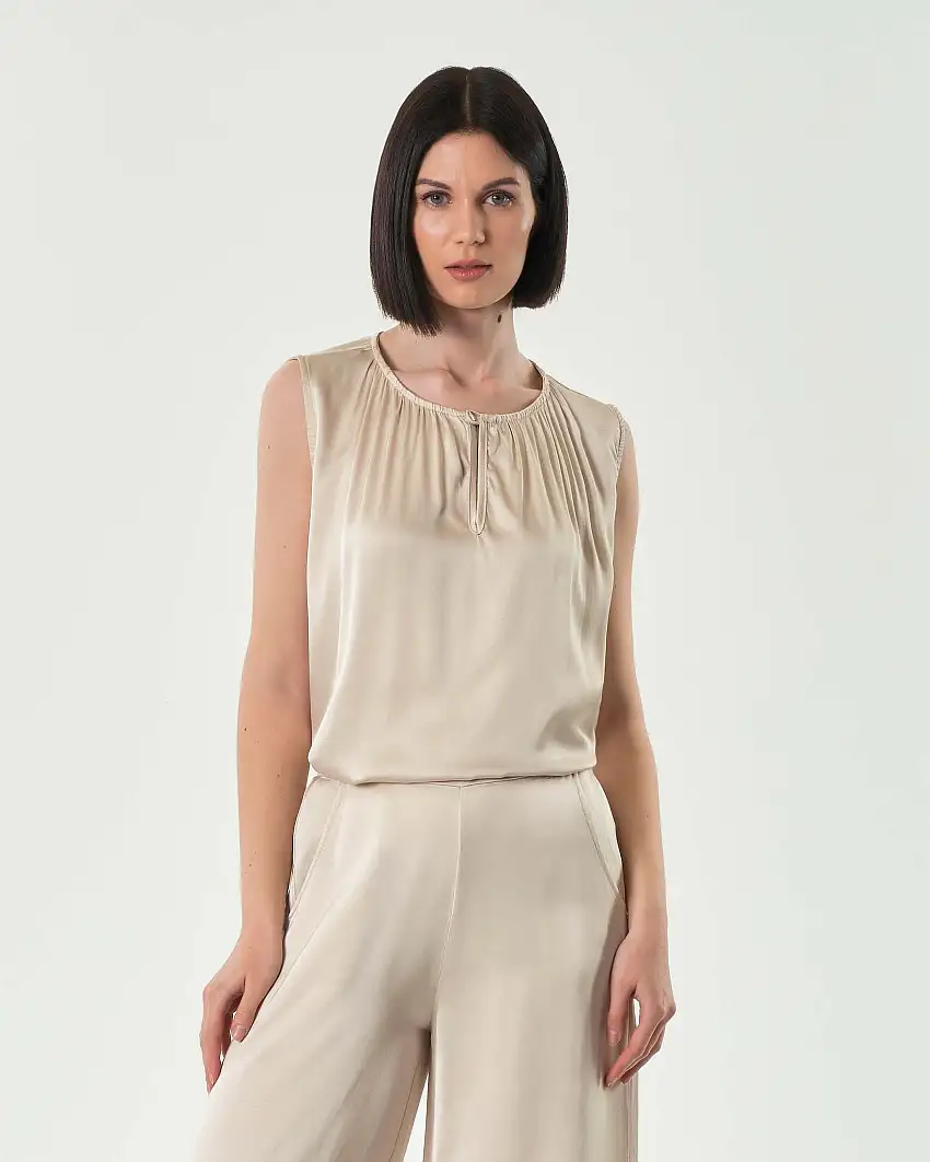 Blusa beige senza maniche in viscosa e seta con arricciature lungo lo scollo