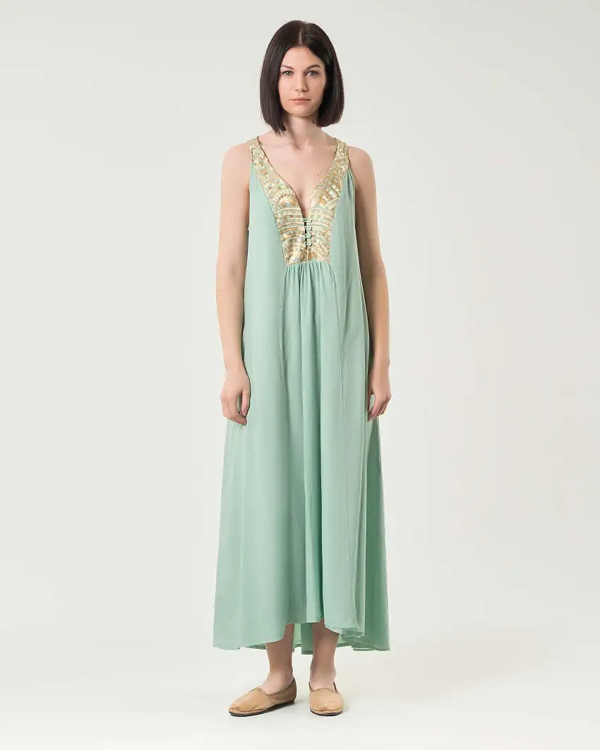 Abito lungo color acqua in cotone senza maniche con ricami color oro sul petto