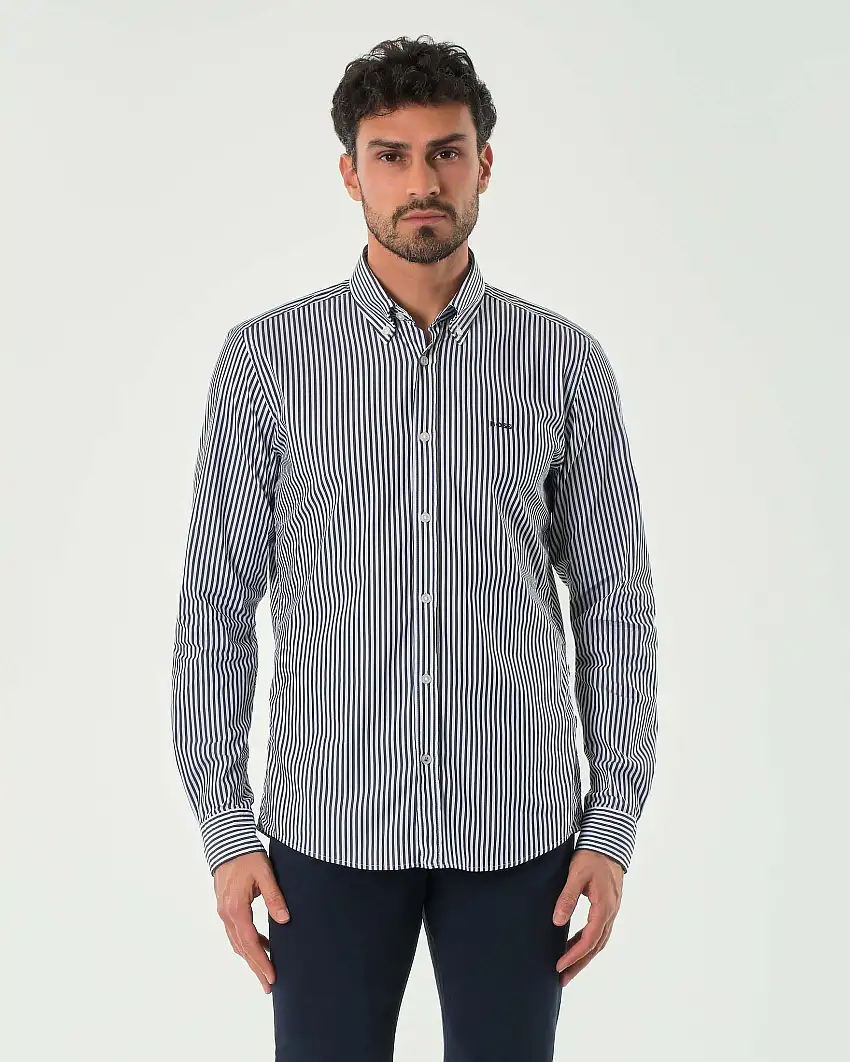 Camicia Boss Roan in fantasia bastoncino bianco e blu slim fit in popeline di cotone stretch con colletto button down