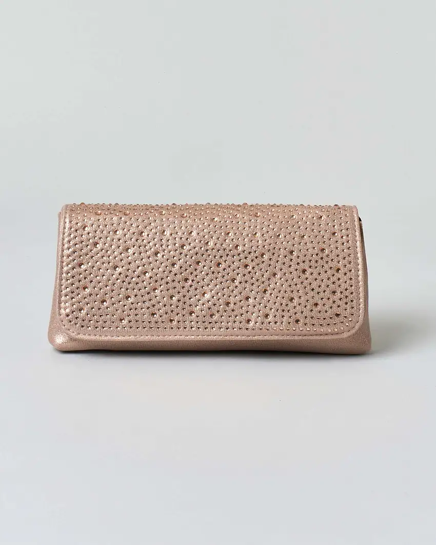 Pochette a busta Anna Cecere color champagne con strass tono su tono applicati sulla patta di chiusura