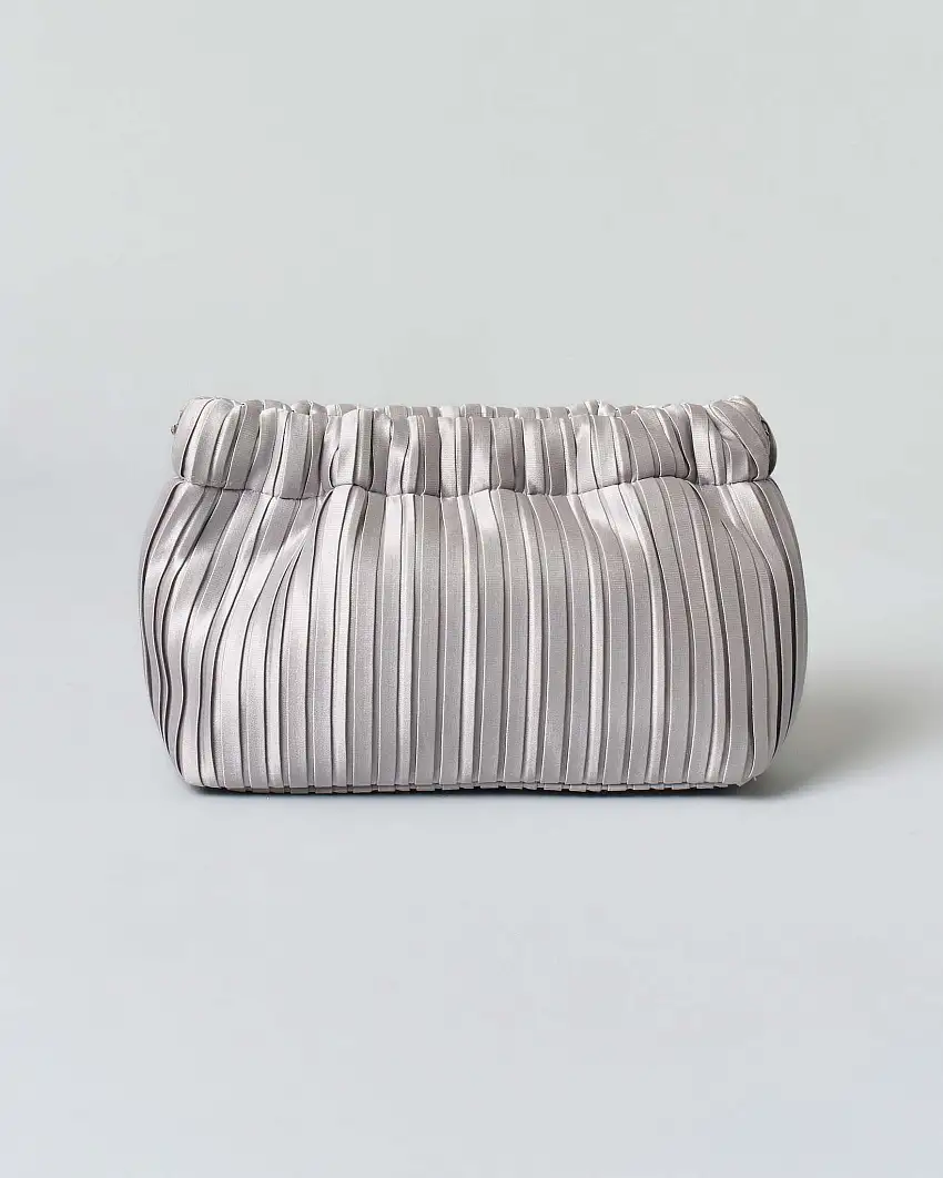 Borsa a mano grigia Anna Cecere in raso plissè con tracolla a catena in resina tono su tono