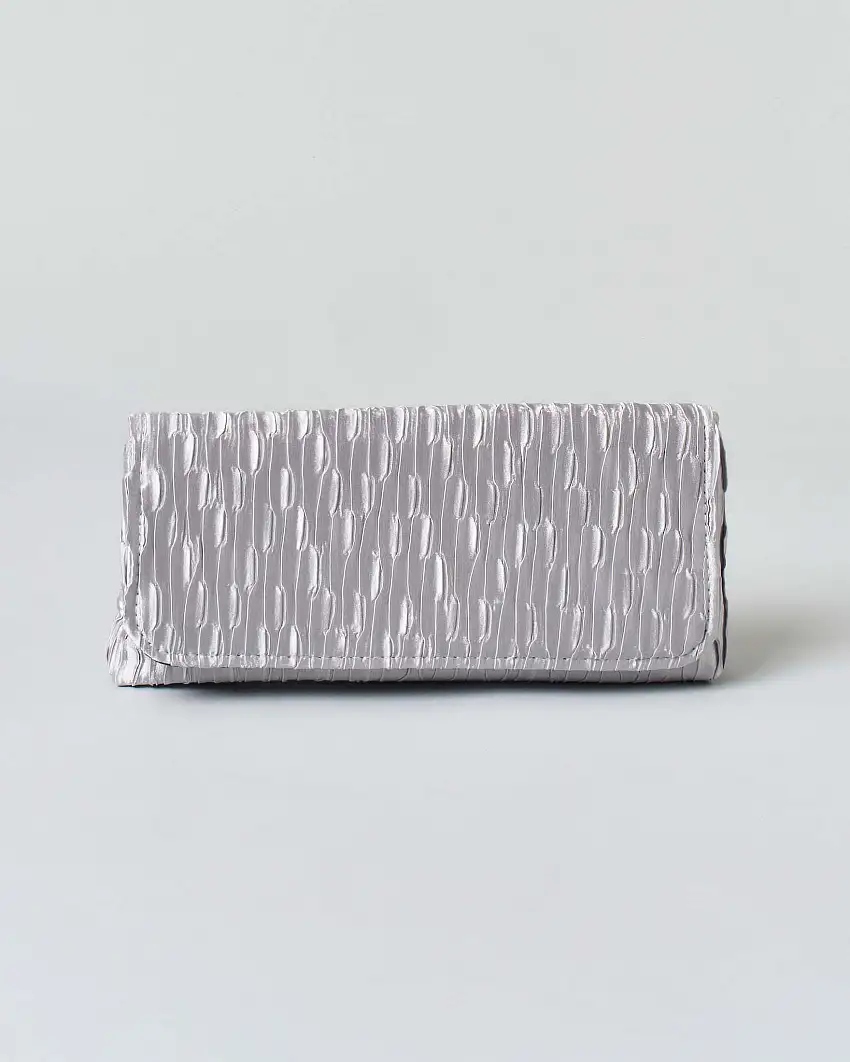 Pochette a busta Anna Cecere color argento con strass tono su tono applicati sulla patta di chiusura