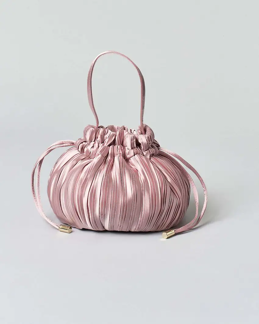 Borsa a secchiello rosa Anna Cecere in raso plissè con chiusura a coulisse