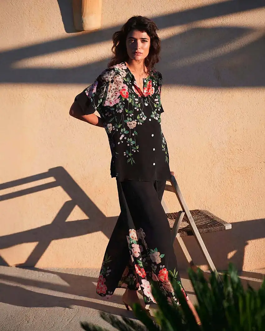 Pantaloni palazzo neri One Hundred Starsa in viscosa e cupro a fantasia fiori rosa