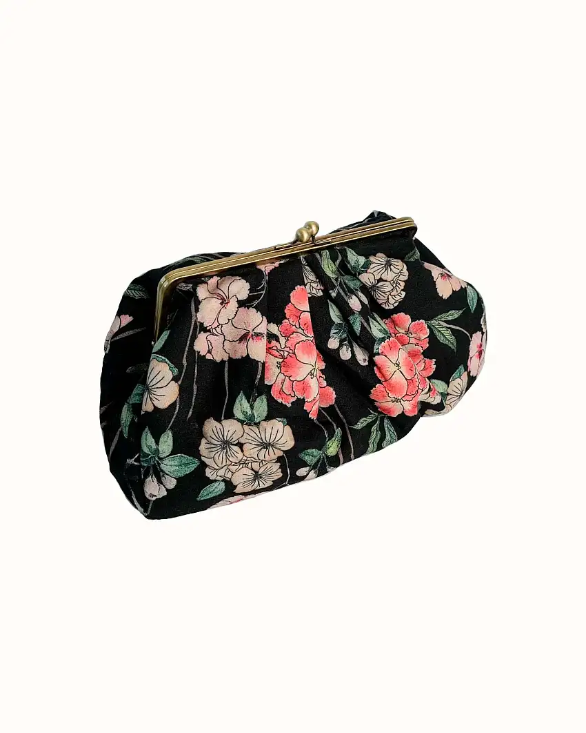 Borsa a mano nera One Hundred Stars in cotone organico a fantasia fiori rosa con chiusura a in metallo