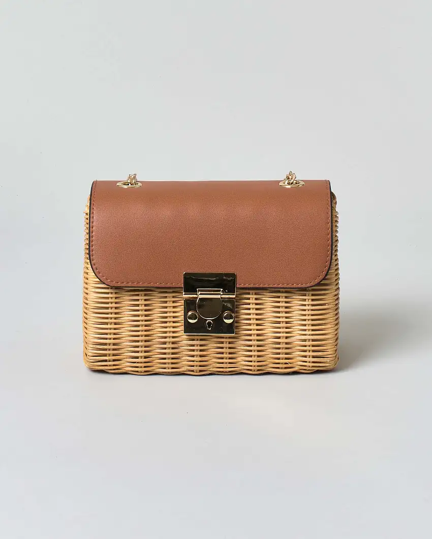 Borsa Hlo! in paglia con patta in pelle color cuoio e tracolla a catena dorata