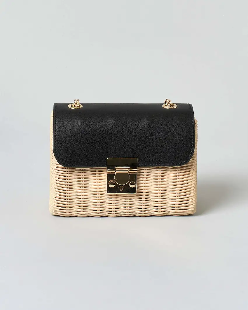 Borsa Hlo! in paglia con patta in pelle nera e tracolla a catena dorata