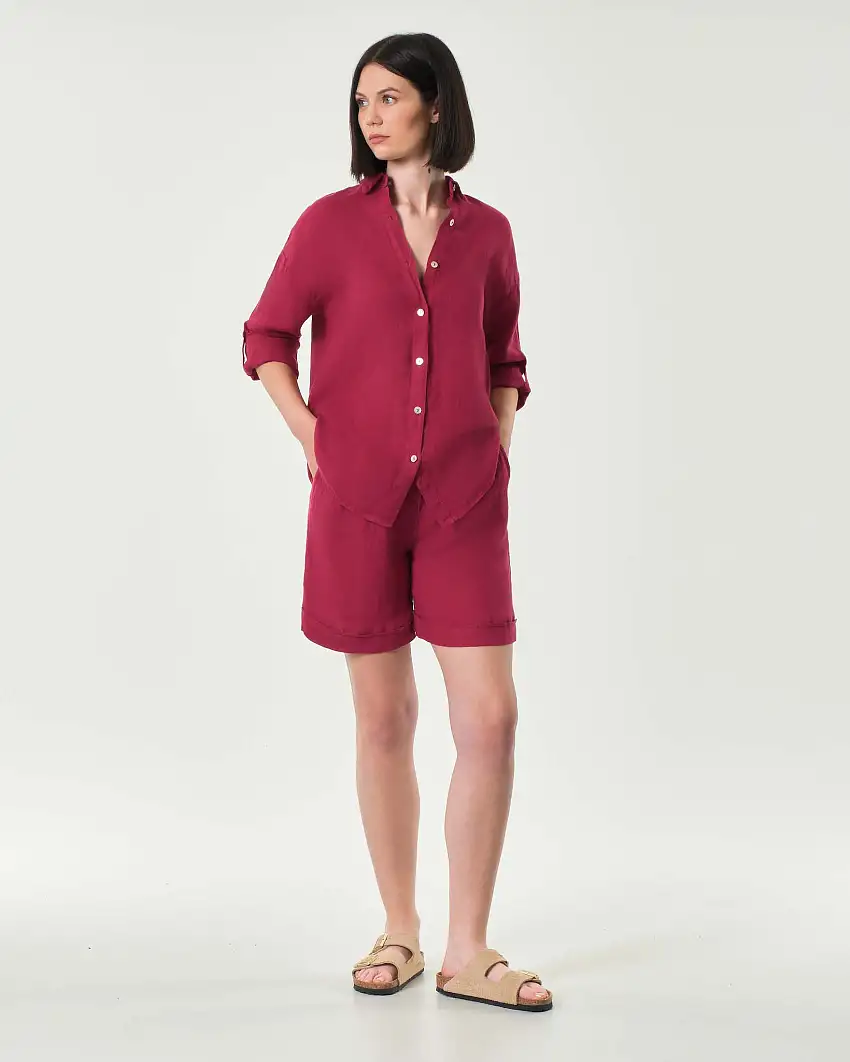 Pantaloni corti Hlo! color ciliegia in puro lino con pinces e risvolto al fondo