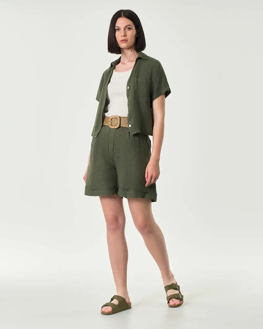 Pantaloni corti Hlo! verde militare in puro lino con pinces e risvolto al fondo