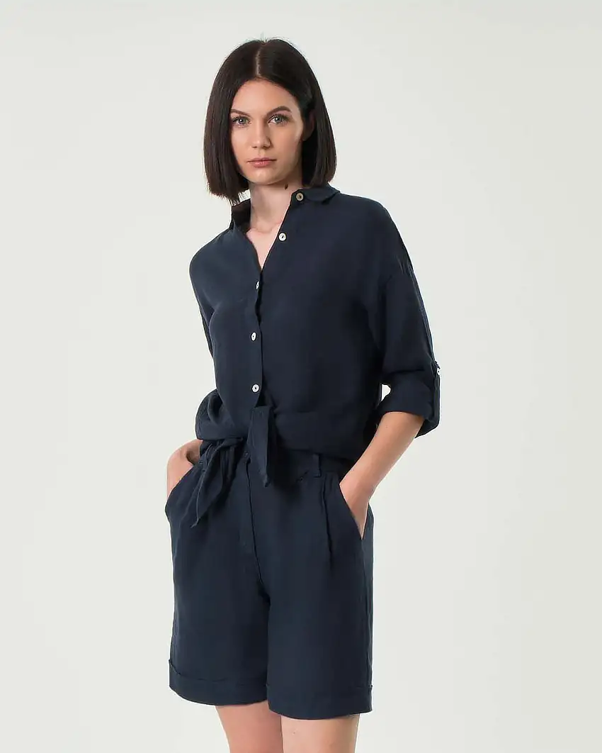 Camicia blu Hlo! in puro lino taglio uomo con maniche arrotolate