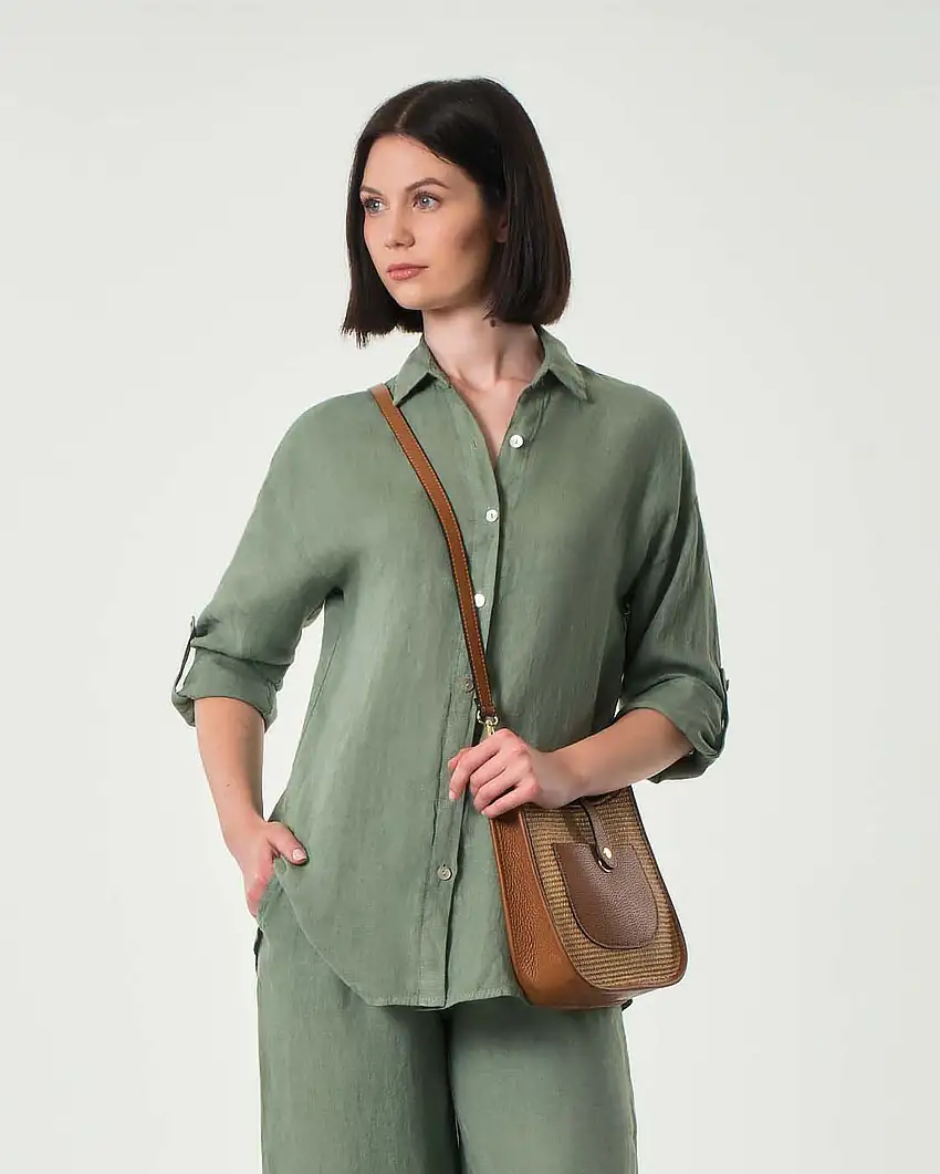 Camicia Hlo! verde salvia in puro lino taglio uomo con maniche arrotolate