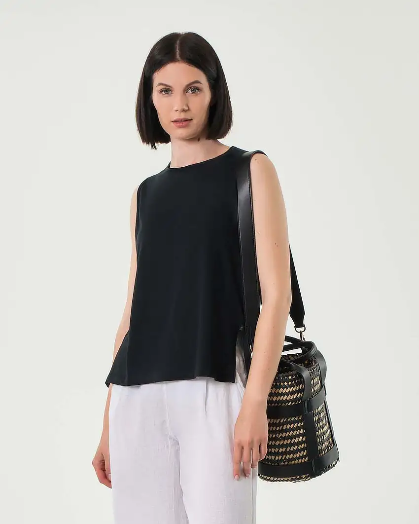 T-shirt nera Hlo! senza maniche in cotone e lino con spacchetti al fondo