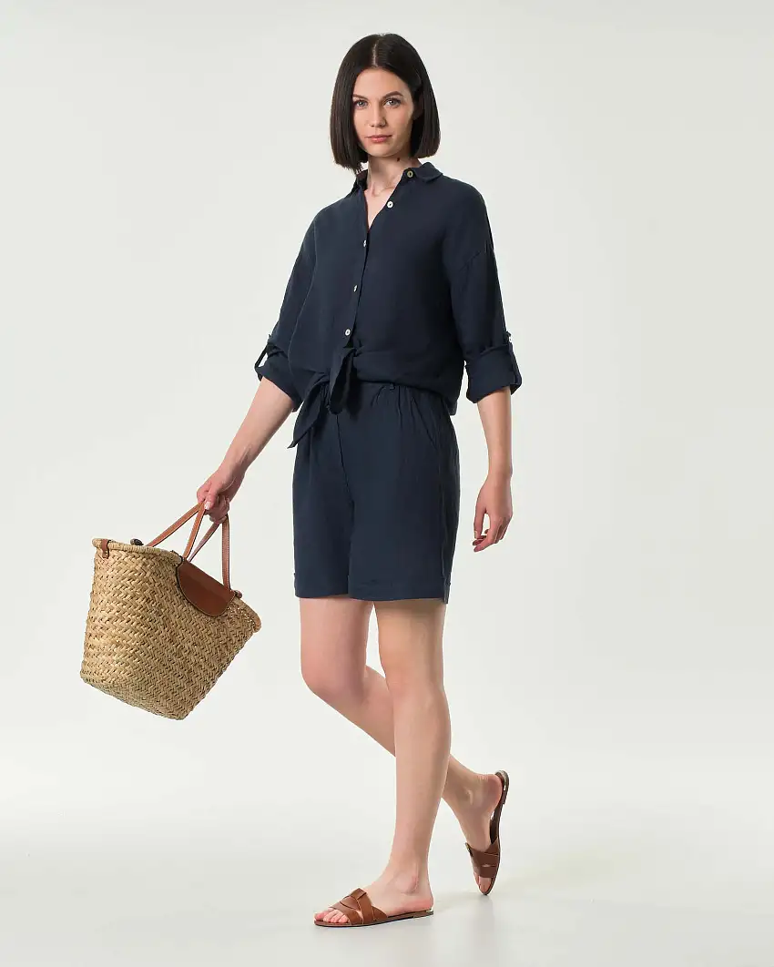 Pantaloni corti blu Hlo! in puro lino con pinces e risvolto al fondo