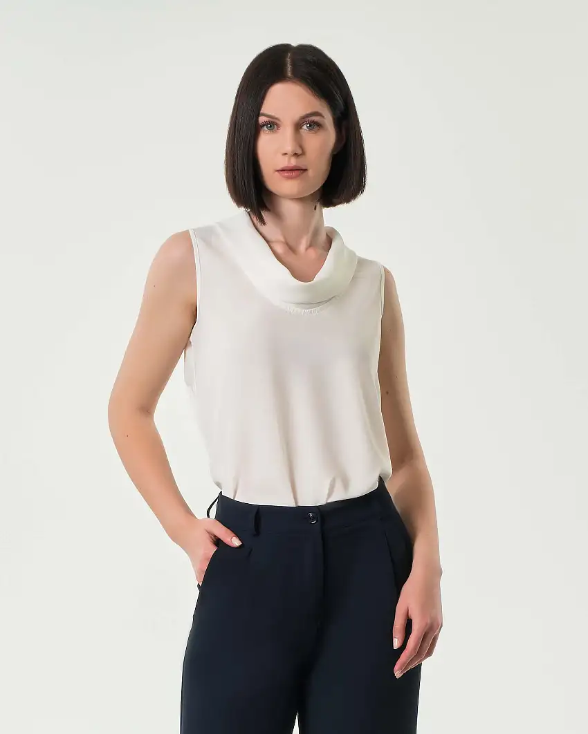 Top bianco in crêpe senza maniche con collo morbido con spacco sul retro