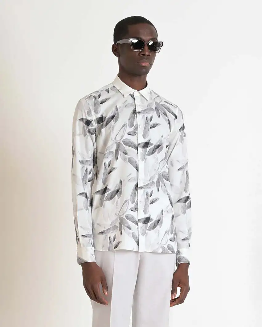 Camicia Antony Morato bianca in misto cotone e viscosa con fantasia foglie grigie