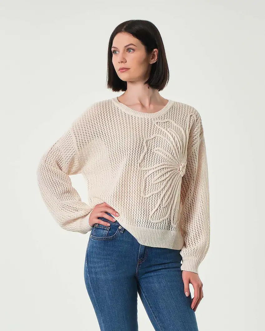 Maglia avorio a rete in misto cotone con maxi ricamo floreale sul fianco