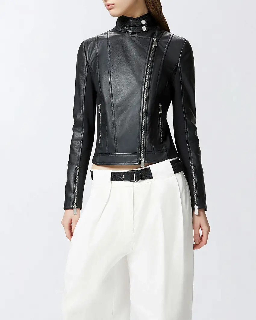 Giubbino nero in pelle Pinko dalla linea aderente con colletto in piedi con schiena e inserti in viscosa punto Milano