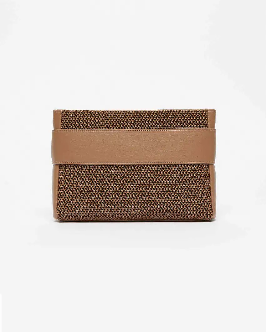 Pochette color caffè piatta Max Mara Beachwear in tessuto spalmato intrecciato dettagli lisci lungo i fianchi