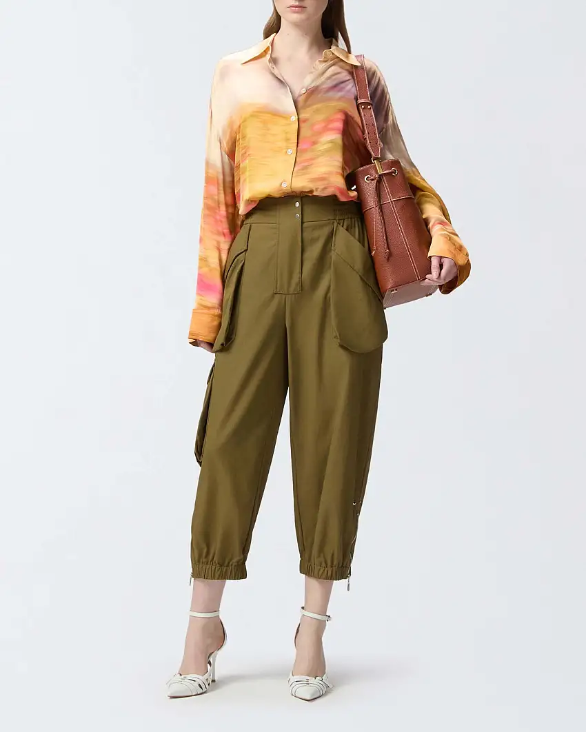 Pantaloni cargo verdi militare Pinko in cotone con polsino al fondo e tasche laterali con patta