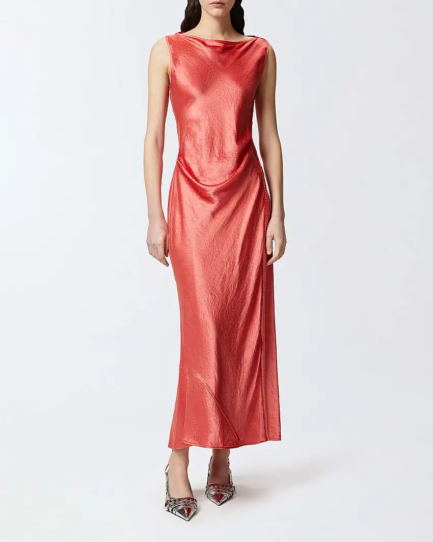 Abito lungo color corallo Pinko in satin froisse senza maniche con drappeggio in vita