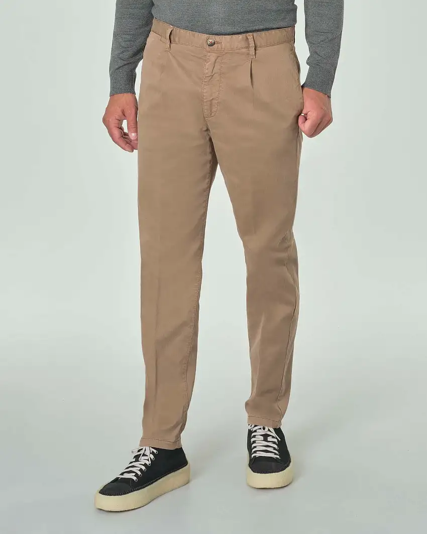 Pantalone chino cammello in gabardina di cotone stretch con pinces in vita