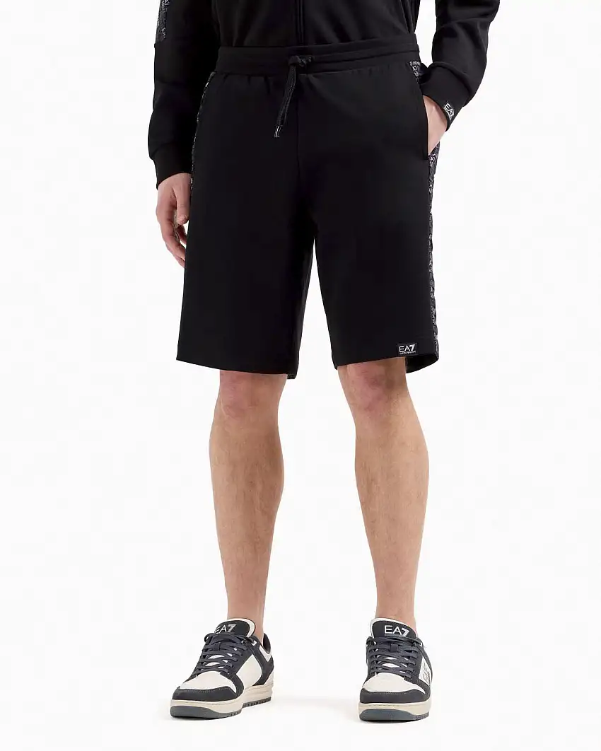 Bermuda EA7 nero in felpa con bande porta logo scritta ripetuta ai lati