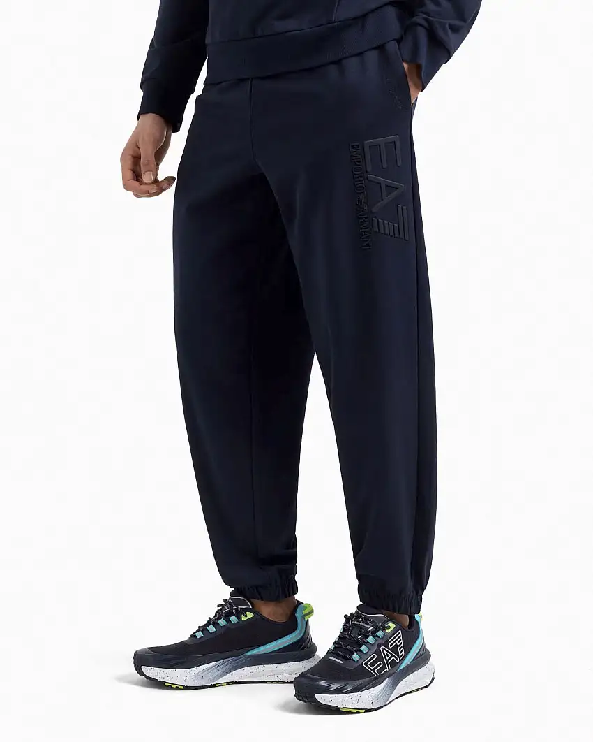 Pantalone EA7 blu in felpa con maxi logo gommato in tono sulla gamba sinistra