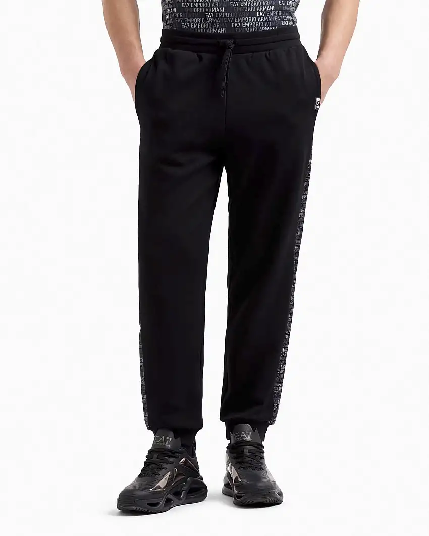 Pantalone EA7 blu in felpa con bande porta logo scritta ripetuta ai lati