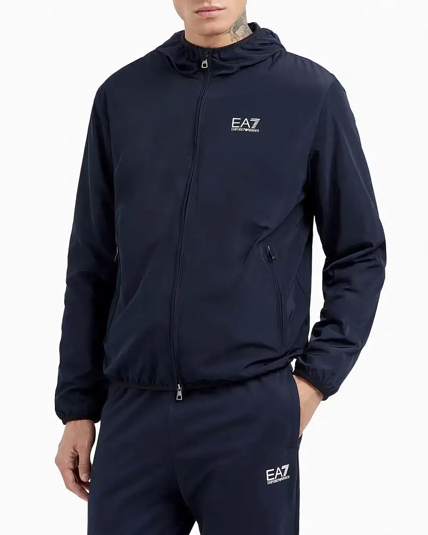 Giubbino EA7 blu in tessuto tecnico con cappuccio e logo stampato sul petto
