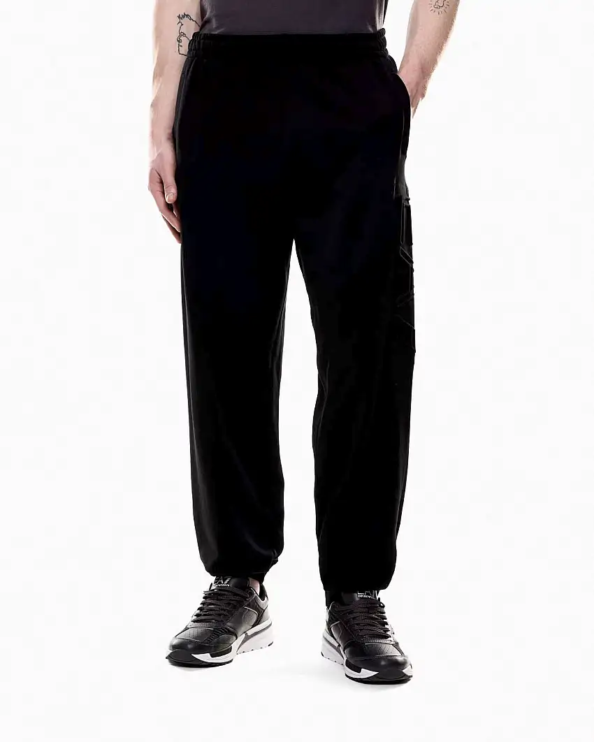 Pantalone EA7 nero in felpa con maxi logo in rilievo e in tono sulla gamba