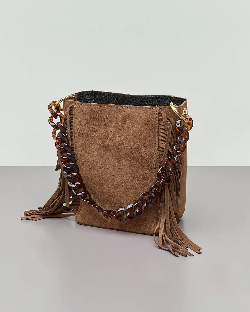 Secchiello color taupe in suede con tracolla a catena e frange applicate