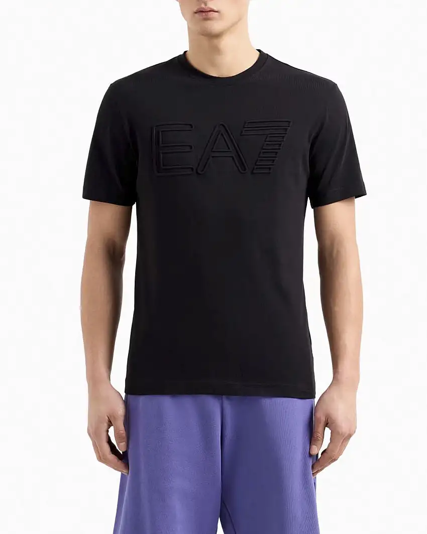 T-shirt EA7 nera in puro cotone con maxi logo in rilievo e in tono sul petto