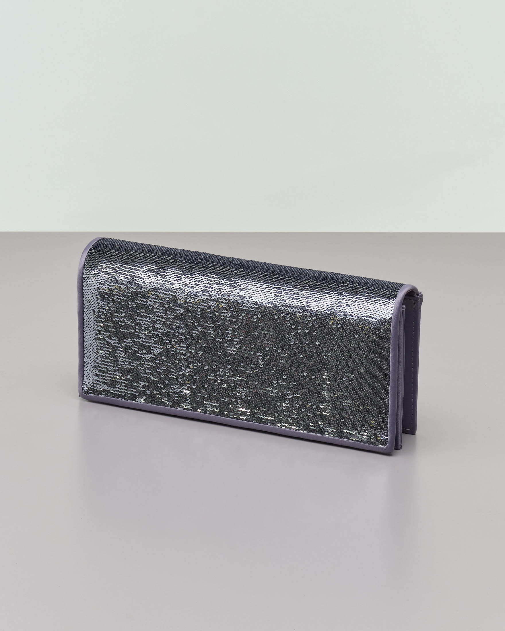 Pochette color peltro in raso con paillettes tono su tono applicato sulla patta