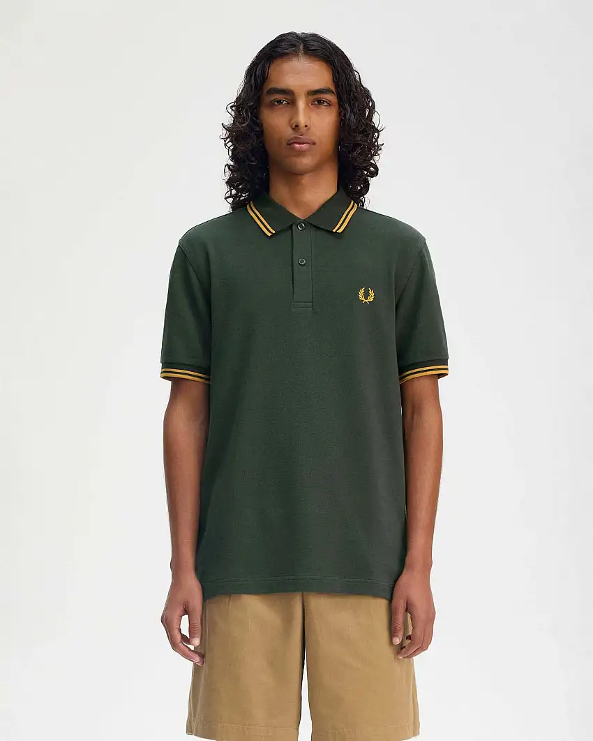Polo mezza manica Fred Perry verde militare con bordino senape